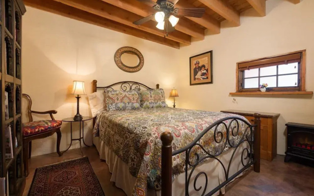 Desert Breeze - Delightful Railyard Adobe, Walk to The Plaza
