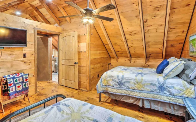 Cozy Creekside Mountain Escape w/ Hot Tub!