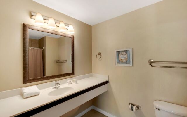 Across From The Beach! Near Pier Park & Dining! Sleeps 6! 2 BR / 2 BA!