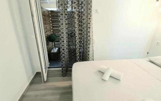 Lux studio 12 with yard in the heart of Athens