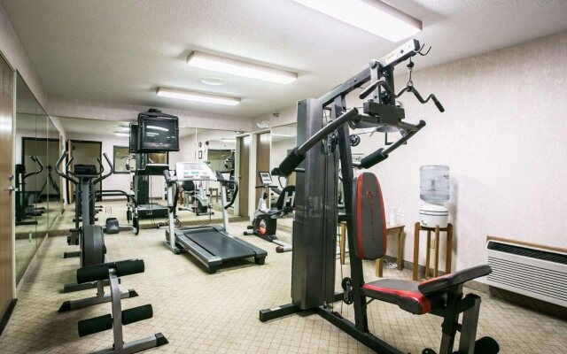 Quality Inn & Suites Woodstock near Lake Geneva