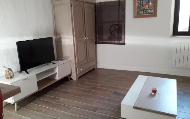 studio idéalement placé, calanques et centre ville