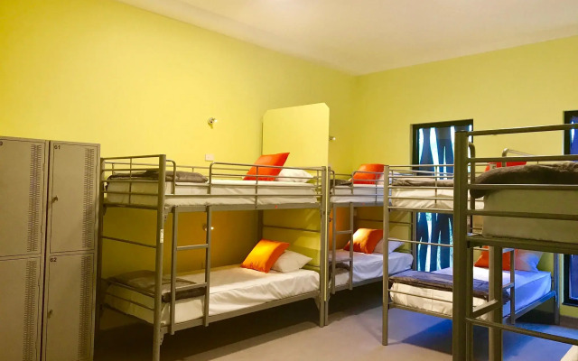 Breeze Lodge - Hostel
