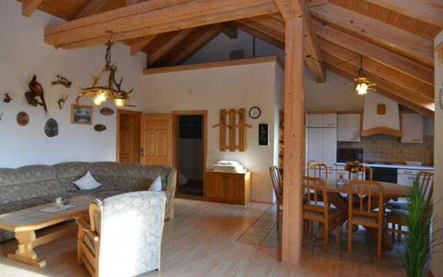 Cushy Apartment with Hot Tub, Sauna, Solarium, BBQ, Balcony