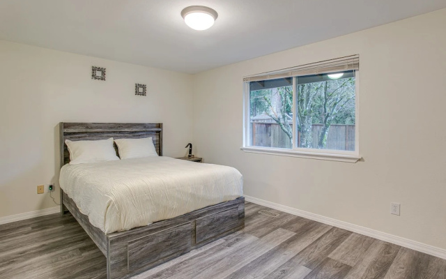 Modern Puyallup Townhome w/ Backyard & Fireplace