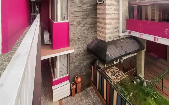 D'H Mansion La Rosa Syariah Sentul By RedDoorz