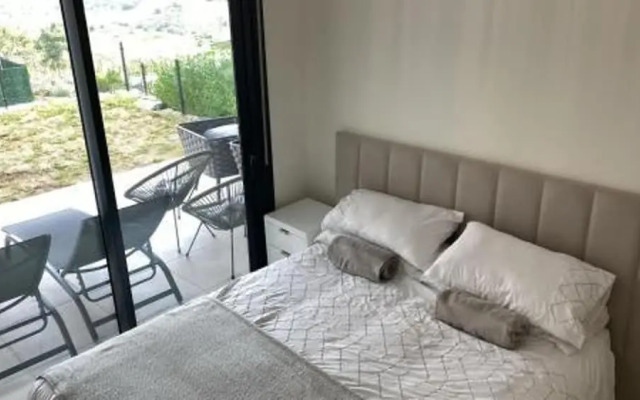 6 Guests - 3 Bedrooms - Private Garden - Pool