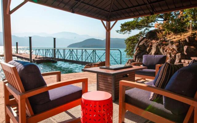 The Overlook, Luxury Lakeside Home with Dock