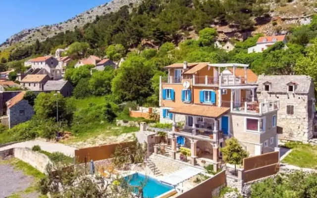 Villa M
