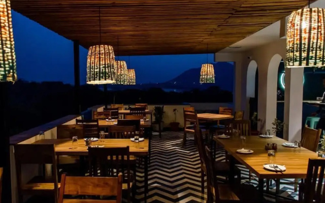 Casa Blanca LakeCity
