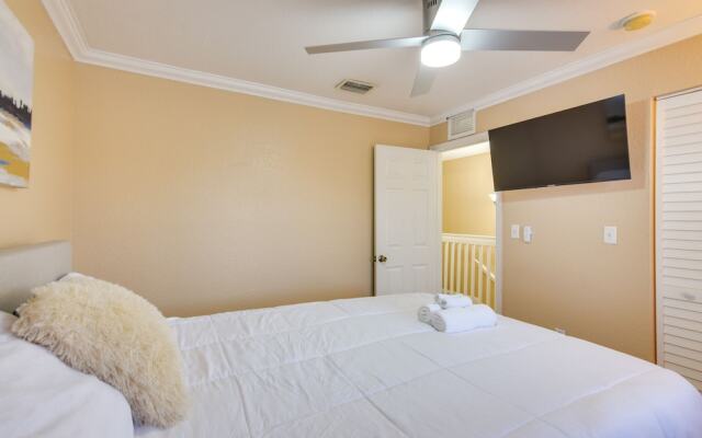 Opa-locka Townhome, 15 Mi to Miami Beach!