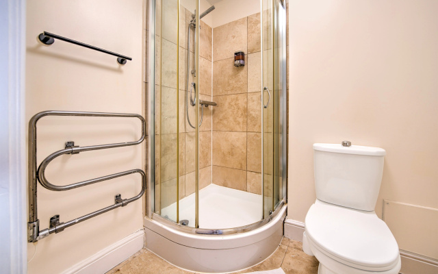 GO2 Gloucester Hotel by OYO