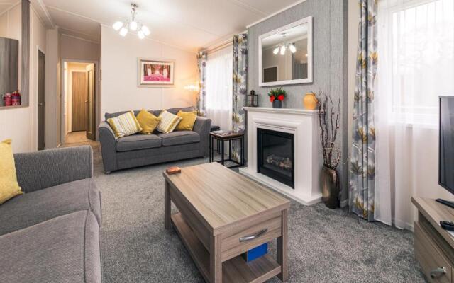 Lakeside View Lodge with Hot Tub