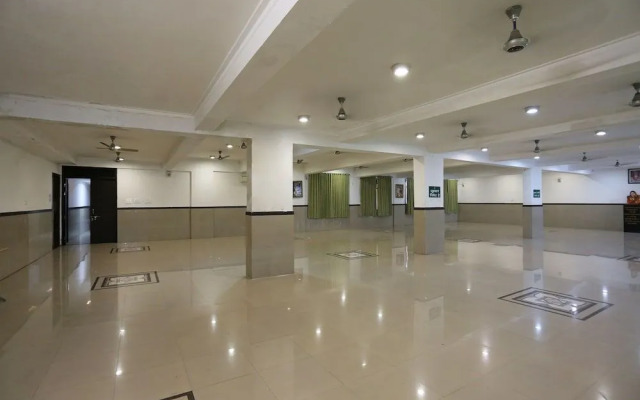 OYO 13564 Near Prem Mandir