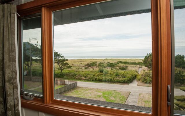 The Tides 4 Br home by RedAwning