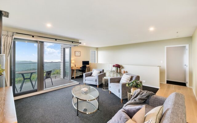 Spectacular Hilltop Retreat near Piha