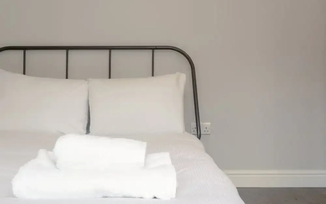 Spacious 1 Bedroom Flat With Garden