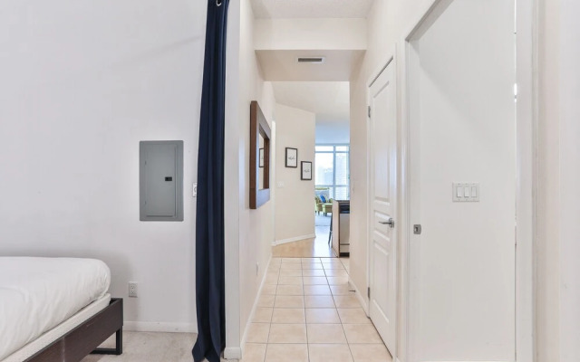 Vibrant Urban Condo 2Bed 2Bath