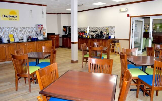 Days Inn & Suites Tucker/Northlake