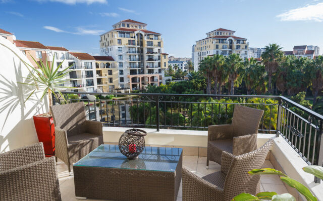 Cape Town City Accommodation - The Island Club