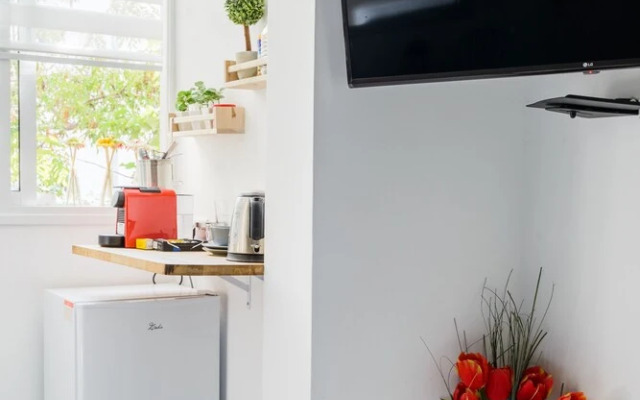 Rothschild Chic Studio