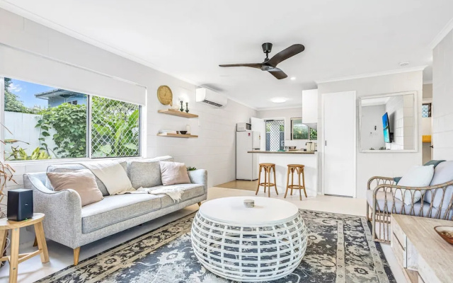 Bright and Spacious Triplex Near Holloways Beach – Guest Rooms – Cairns
