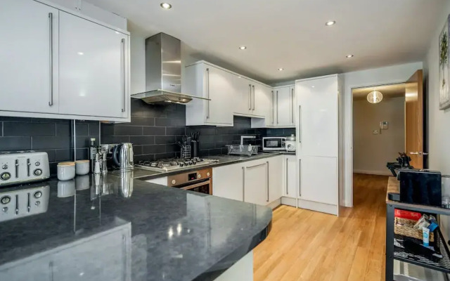 Beautiful Central Windsor Apartment