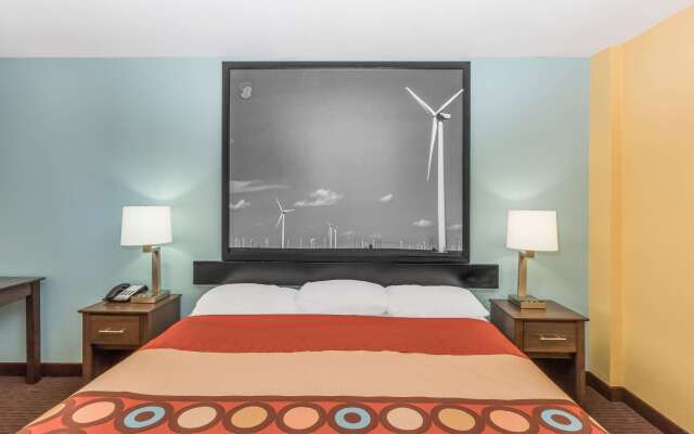 Super 8 by Wyndham Wichita Airport