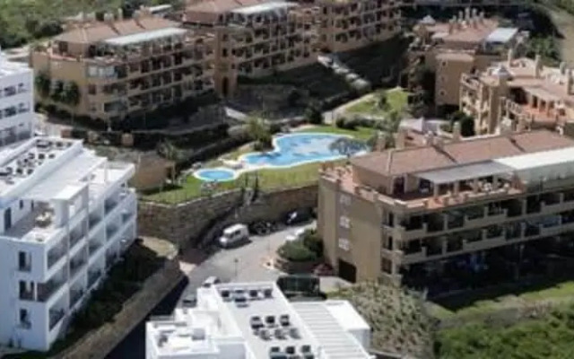 6 Guests - 3 Bedrooms - Private Garden - Pool