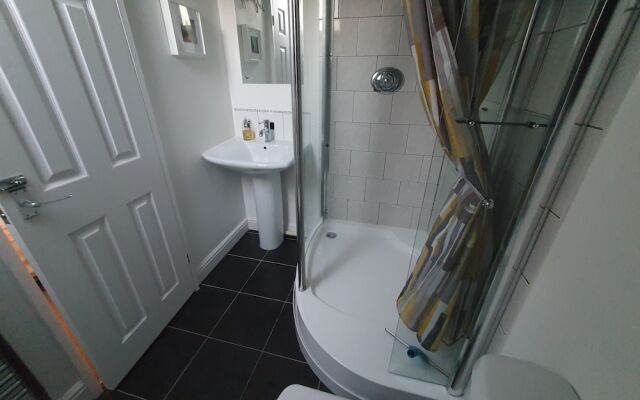 Cosy Village Apartment in Nottingham With Parking