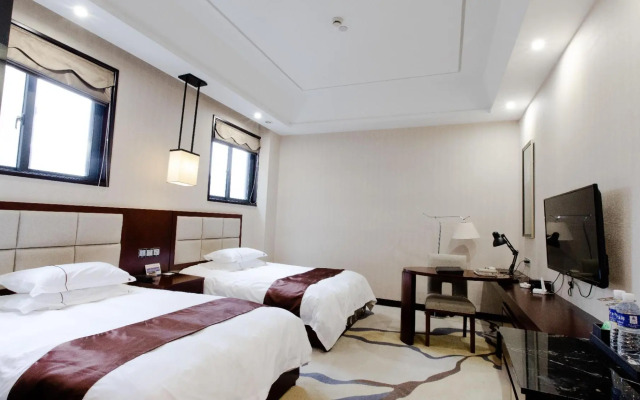 Longlin Shanju Holiday Hotel