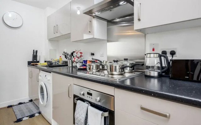 Impeccable 2-bed Apartment in Romford