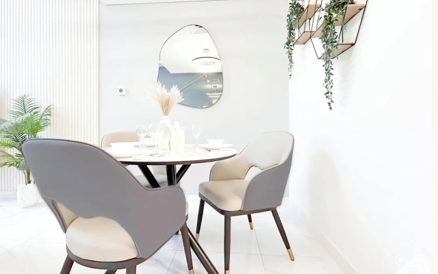 Luxury 1-br Villa in Rukan: Dubai Skyline Views!