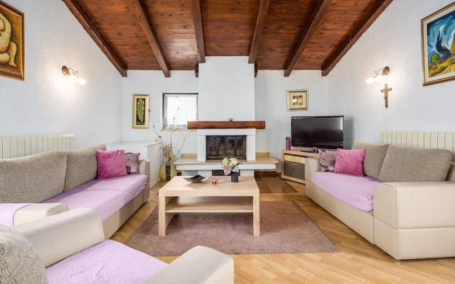 Scenic Villa With Private Garden