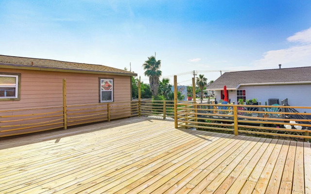 Pet-friendly Galveston Retreat < 1 Mi to Beaches!