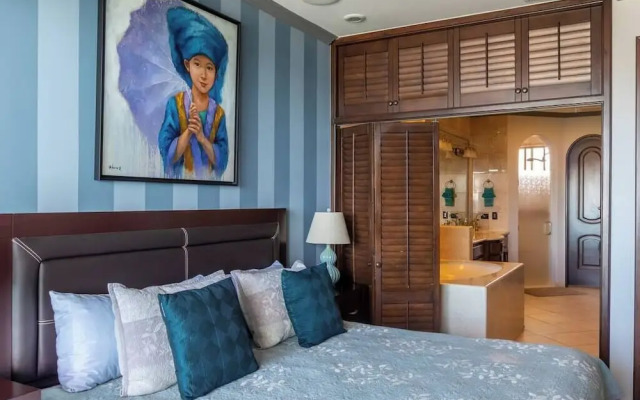 Luxury Beachfront Condo on Sandy Beach