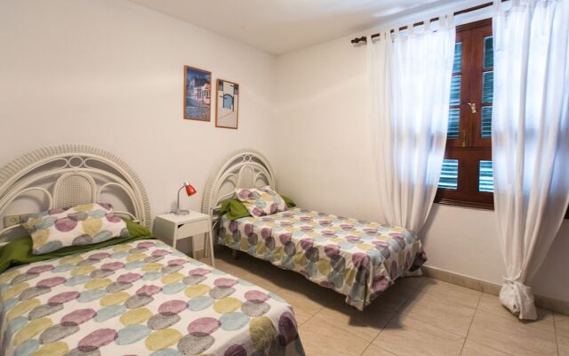 The Midpoint Apartment, Coastal Life Between the Two Beaches
