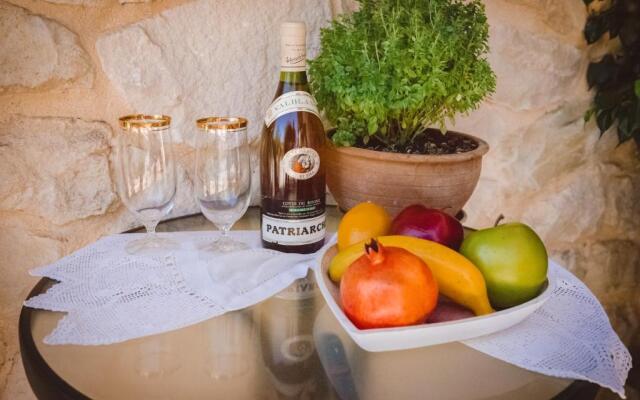 Aristos Apartments & Suites