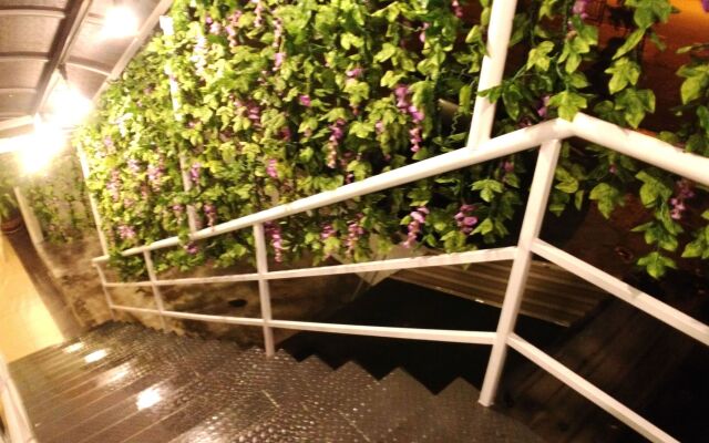 Apple 1 Hotel Gurney