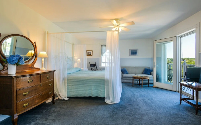 Payne's Harbor View Inn