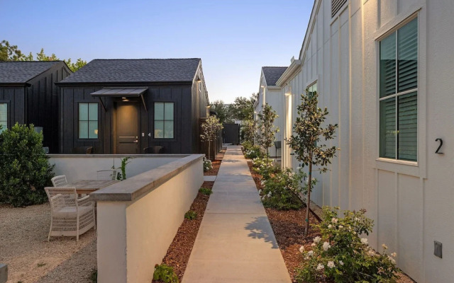 Whitetail Court Hotel