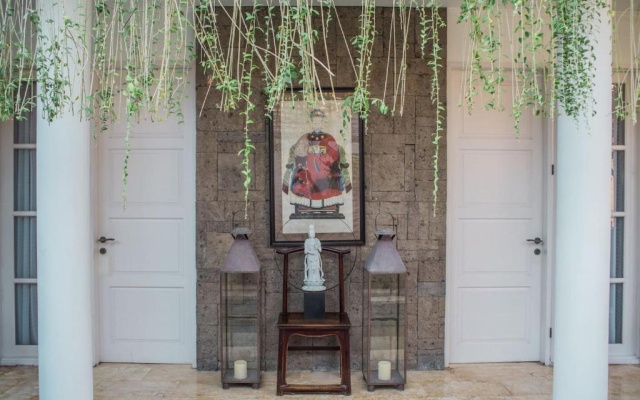 Mosan House - unique art-filled gem in perfect location a short walk from the beach or Seminyak Square – Outside – Kuta