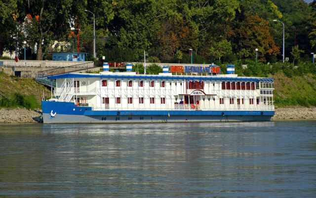 Botel Marina