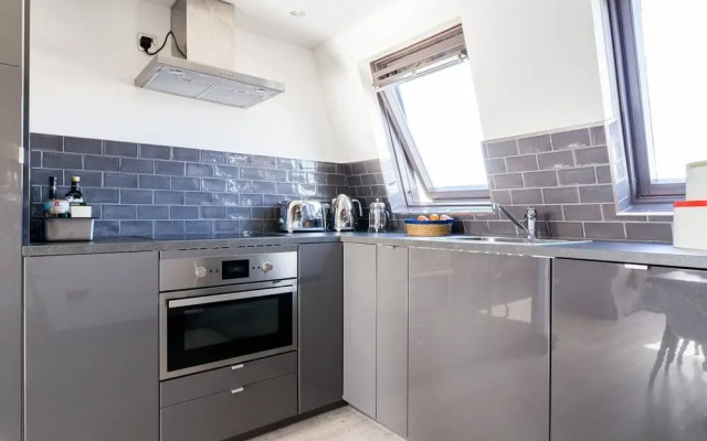 Stylish Fulham 2bed loft flat, 5 min from tube