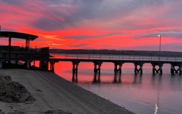 Beachside & Jetty View Apartment 6 - Captain's Apartment