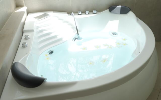 Tropical Thai Style 4BR Pool Villa Fanny