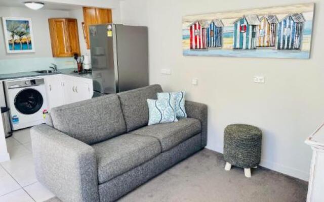 Whitby Studio - Mairangi Bay Beach