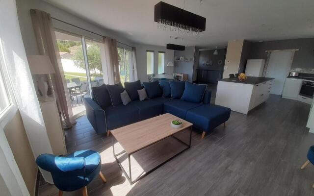 Maison avec piscine à l'orée de la forêt