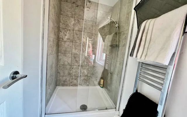 Housesleeps7-parking-garden-fireplace-beachnearby