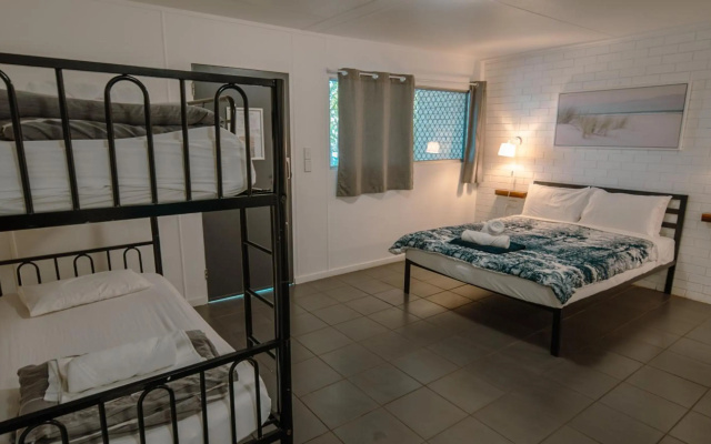 Nomads Noosa Backpackers Hostel – Guest Rooms – Noosa Heads